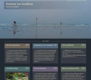 La bannière est une photo d'une plage déserte avec des drapeaux de surveillance, ambiance brumeuse