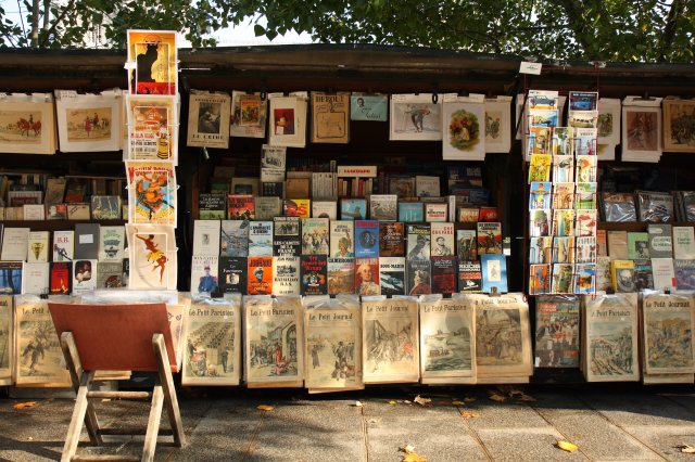 Un stand de bouquiniste, quai Montebello, Paris.